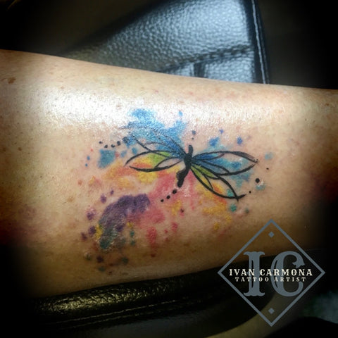 Dragon Fly Tattoo On The The Leg With Watercolors Blue Green Yellow Pink And Purple Tatuaje De Libélula En La Pierna Con Acuarelas Azul Verde Amarillo Rosa Y Morado<br>