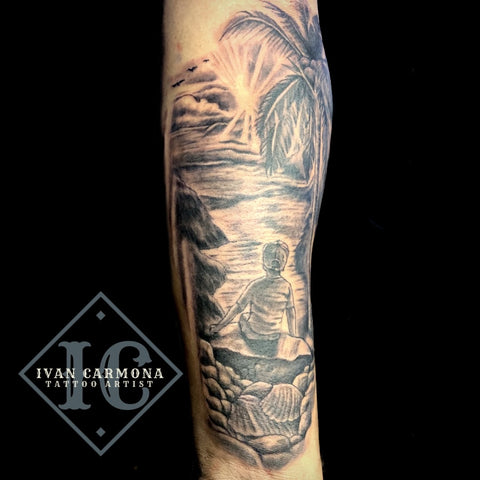 Silhouette Tattoo Of A Child On The Beach In Paradise With Sun Rays, Palm Trees, And Seashells On The Forearm With Black And Gray Ink Tatuaje De Silueta De Una Infancia En La Playa Con Rayos De Sol, Palmeras Y Conchas Marinas En El Antebrazo Con Tinta Negra Y Gris