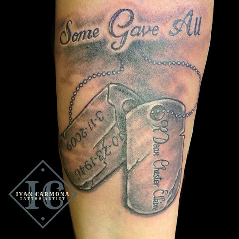 Commemorative Dog Tag Tattoo With Calligraphy In Black And Gray On The Forearm Tatuaje Conmemorativo De Placas De Identificación Con Caligrafía Y Tinta Negra Y Gris En El Antebrazo